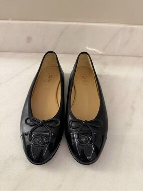 CHANEL Black Leather Ballet Flats with Patent Cap Toe and Bow
